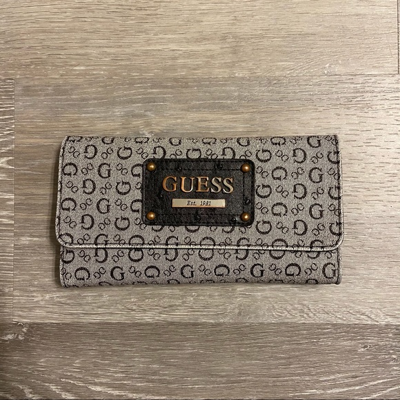 GUESS Wallet - Picture 1 of 7